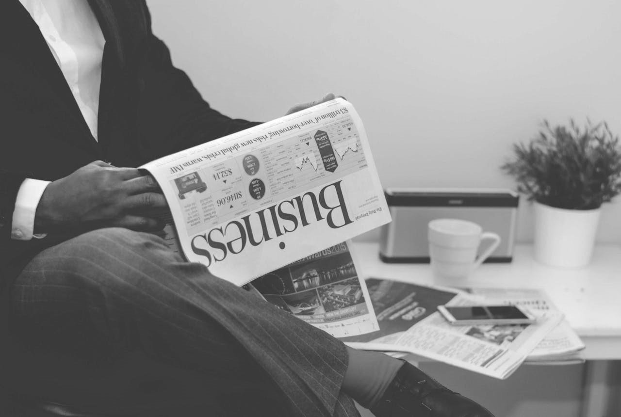 Homme qui lit son journal Business